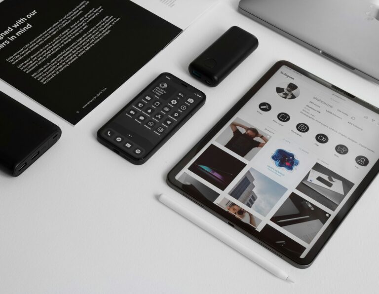 tablet, klawiatura, mysz, telefon komórkowy i inne urządzenia elektroniczne na stole