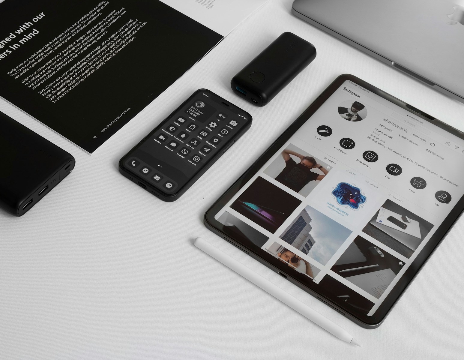 tablet, klawiatura, mysz, telefon komórkowy i inne urządzenia elektroniczne na stole