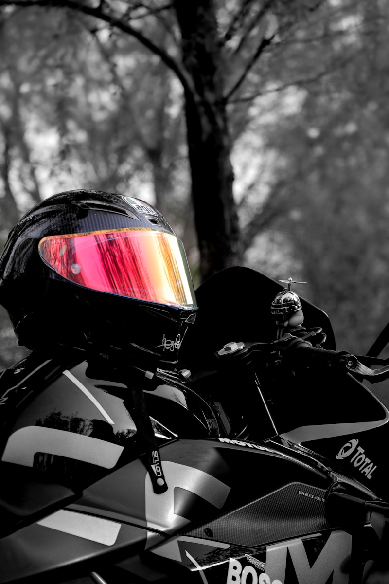 Rodzaje kasków motocyklowych - czym różni się kask szczękowy od integralnego i otwartego?